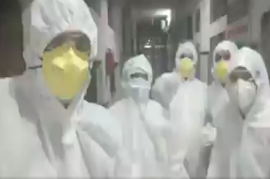 कोरोनाची भीती घालवण्यासाठी डॉक्टरांनी गायलं 59 वर्षांपूर्वीचं जुनं गाणं, VIDEO VIRAL