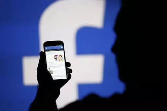 तुमचं Facebook Account दुसरं कोणी वापरत नाही ना? असं करा चेक
