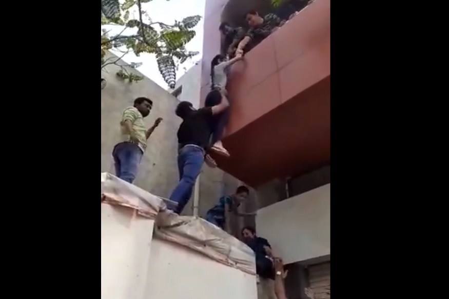 क्लास सुरू असलेल्या इमारतीला भीषण आग; सामान्यांतल्या हीरोंमुळे अलगद वाचले विद्यार्थी! पाहा VIDEO