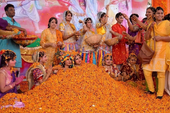 मथुरा-वृंदावनात फुलांची होळी - ही होळी जगभरात प्रसिद्ध आहे. फाल्गुन एकादशीला वृंदावनात फुलांची होळी खेळली जाते. बांके बिहारी मंदिरात ही होळी असते. मंदिराचं दार उघडताच मंदिराचे पुजारी भक्तांवर पुष्पवर्षा करतात. त्यानंतर इतर मंदिरांमध्ये या होळीचं आयोजन होतं.