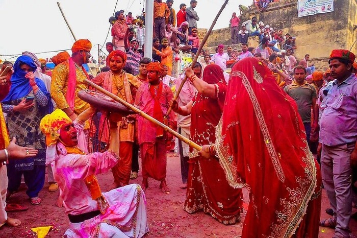 बरसानामधील लठमार होळी - लठ म्हणजे काठीने खेळली जाणारी ही होळीदेखील प्रसिद्ध आहे. अनेक ठिकाणाहून लोकं इथं ही होळी खेळण्यासाठी येतात. या होळीच्या सुरुवात मुख्य होळीच्या आठवडाभर आधी होते. त्यानंतर दुसऱ्यादिवशी नंदगावमध्येदेखील अशीच होळी खेळली जाते. लठमार होळीच्या 2 दिवस आधी बरसानामध्ये लाडू होळी खेळली जाते. यावेळी लोकं एकमेकांवर लाडू फेकतात.