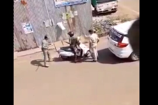 VIDEO : कर्फ्यूमध्ये गाडीवरून शायनिंग मारत फिरणाऱ्या तरुणाला पोलिसांनी दिला चोप