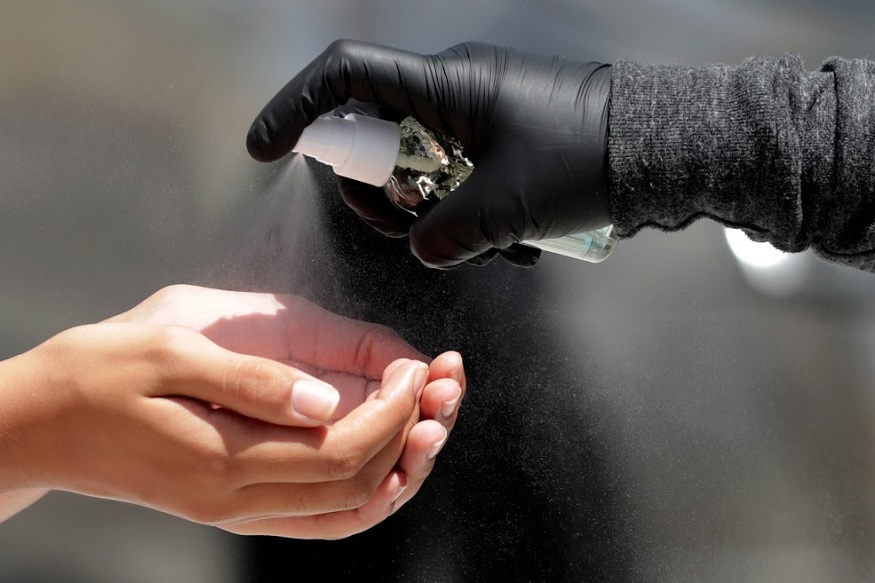 सतत सॅनिटायझरचा वापर करण्यापेक्षा साबनाने स्वच्छ हात धुतल्यास तेही तेवढच परिणामकारक ठरू शकतं.