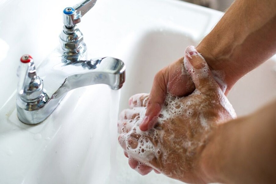 हात स्वच्छ धुणे, साबणाचा वापर करणे, मास्क आणि सॅनिटायझरचा वापर करणे. या गोष्टींचं पालन करणं पुन्हा एकदा अधोरेखित झालं आहे.