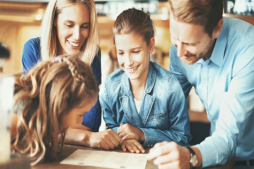 संपूर्ण दिवसभरात किमान 45 मिनिटं काहीतरी क्रिएटिव्ह करा, तुमचे छंद जोपा. ज्या कशाचीही तुम्हाला आवड आहे ते करा.जर्नल ऑफ द अमेरिकन आर्ट थेरेपीनुसार यामुळे तुम्हाला पॉझिटिव्हिटी मिळेल.