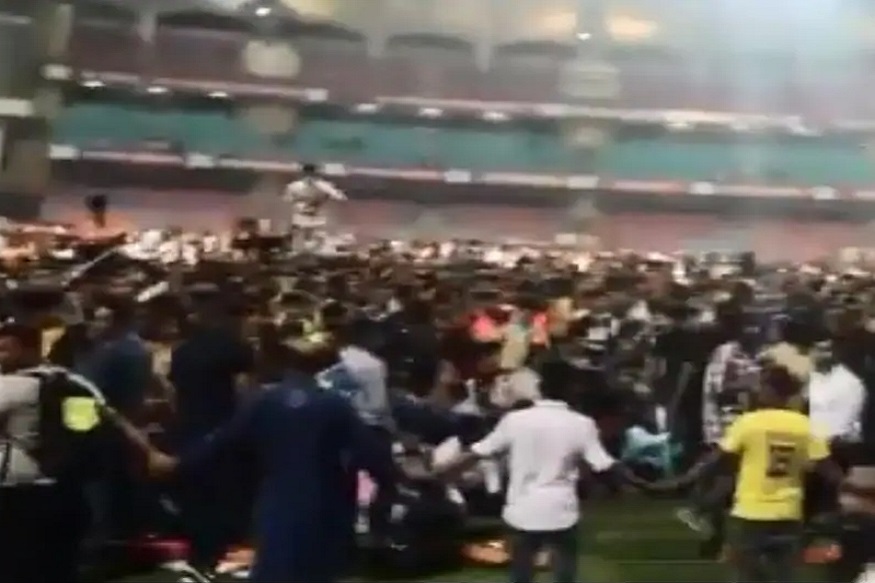 VIDEO : पांड्यांच्या तुफानी खेळीनंतर चाहत्यांनी मैदानात घातला राडा, खेळपट्टीवर उभे राहिले आणि...