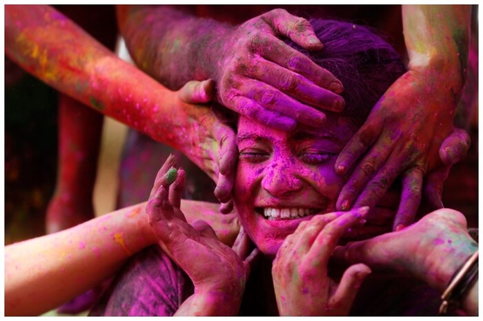 अडचणींसमोर हार मानणाऱ्यांना गुलाबी रंगांनी होळी खेळणं शुभ मानलं जातं.
