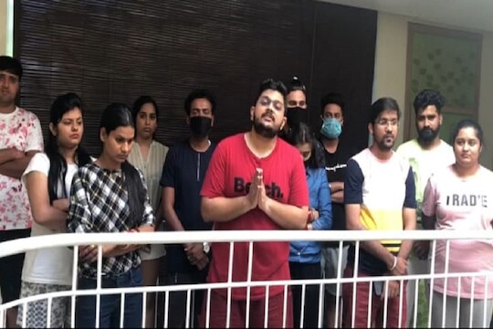 फिरायला गेले आणि अडकून बसले; पैसेही संपत आले, महिला पर्यटकांना कोसळलं रडू