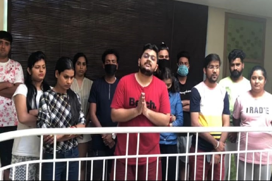 फिरायला गेले आणि अडकून बसले; पैसेही संपत आले, महिला पर्यटकांना कोसळलं रडू
