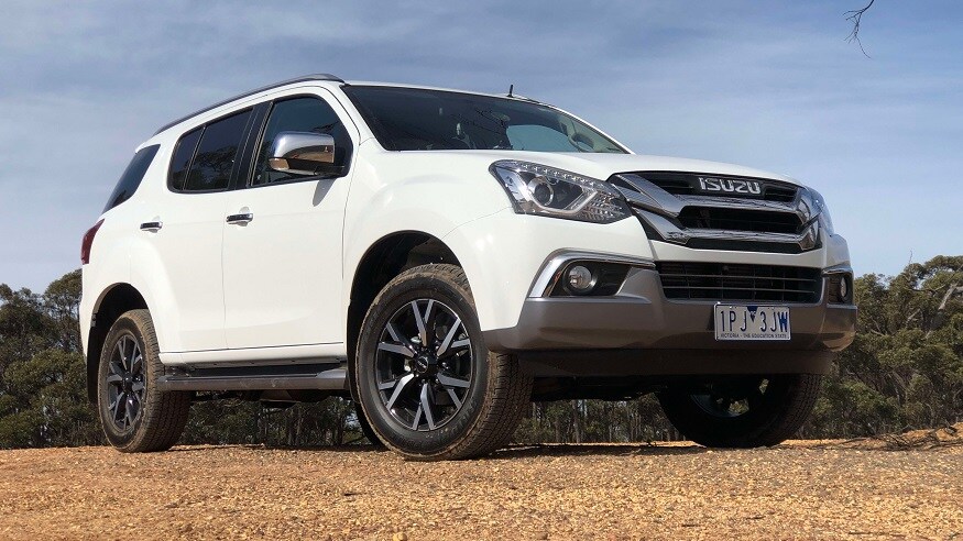 Isuzu MUX च्या खरेदीवर 3 लाख रुपयांपर्यंत सूट देण्यात येत आहे. कंपनी लवकरच भारतीय बाजारात Isuzu MUX चे BS6 मॉडेल लाँच करू शकते. Isuzu MUX च्या खरेदीवर 3 लाख रुपयांपर्यंत सूट देण्यात येत आहे. कंपनी लवकरच भारतीय बाजारात Isuzu MUX चे BS6 मॉडेल लाँच करू शकते.