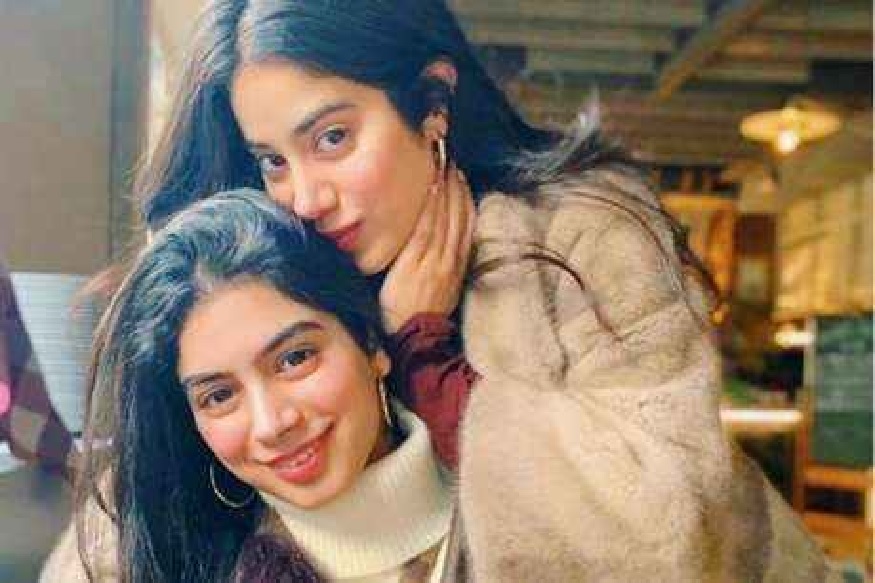 जान्हवीनं केलं बहीण खुशीच्या चेहऱ्यावर पेंटिंग, VIDEO पाहिल्यावर पोट धरून हसाल