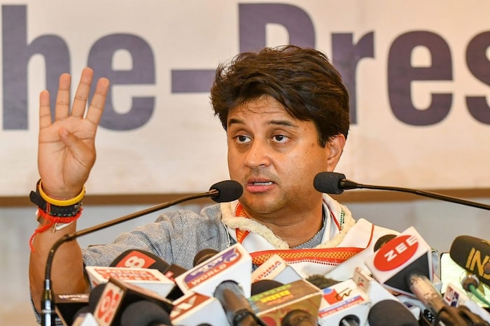 स्टॅनफोर्ड विद्यापीठातून ग्रॅज्युएट स्कूल ऑफ बिझनेसमधून एमबीएची पदवी घेतलेल्या ज्योतिरादित्य यांनी वडील माधव राव शिंदे यांच्या निधनानंतर राजकारणात प्रवेश केला. 