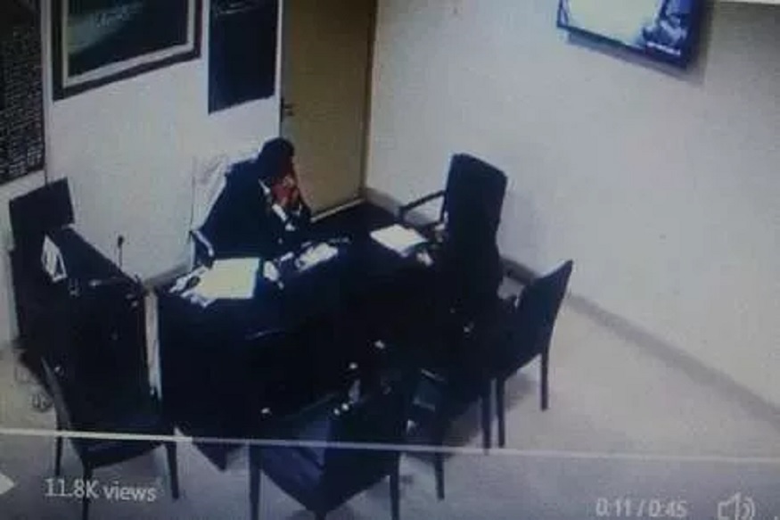 डॉक्टरचं महिलेसोबत अश्लील वर्तन, पाहा रुग्णालयातील धक्कादायक CCTV VIDEO
