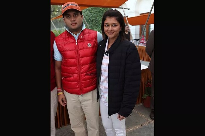 ज्योतिरादित्य यांच्या राजकीय कारकिर्दीबाबत लोकांना माहिती असली तरी, त्यांच्या खासगी आयुष्याबाबत फार कमी माहिती आहे. ज्योतिरादित्य यांची पत्नी प्रियदर्शिनी या मीडियापासून दूर राहत असल्या तरी त्यांची चर्चा सोशल मीडियावर होत असते.
