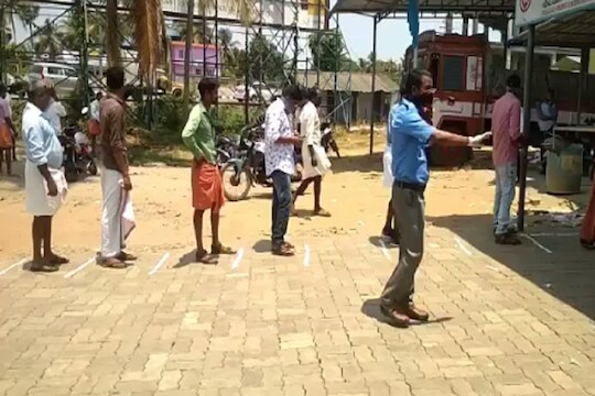 कोरोनाच्या भीतीने त्यानं घेतलं डबल प्रोटेक्शन, VIDEO एकदा बघाच