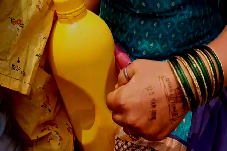 हातावर होम क्वारंटाइन शिक्का, दुचाकीवर दोन मुलं आणि पत्नी, ठाणे ते रत्नागिरी हे कुटुंब पोहोचलं कसं?