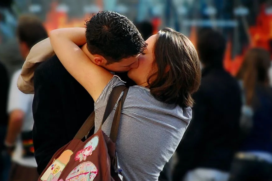 Kiss करू नका, कोरोनाच्या भीतीने सरकारने दिलेत हे आदेश