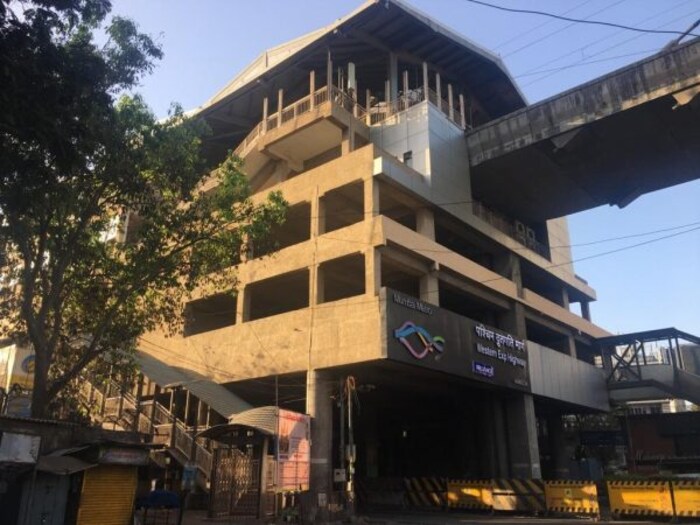 मुंबई-पुण्यासह अनेक मोठ्या शहरांमध्ये मेट्रो-लोकल-बस सेवाही आज 7 ते रात्री 9 पर्यंत बंद ठेवण्यात आल्या आहेत. अत्यावश्यक कामाशिवाय कुणीही बाहेर न पडण्याचं आवाहन करण्यात आलं आहे.