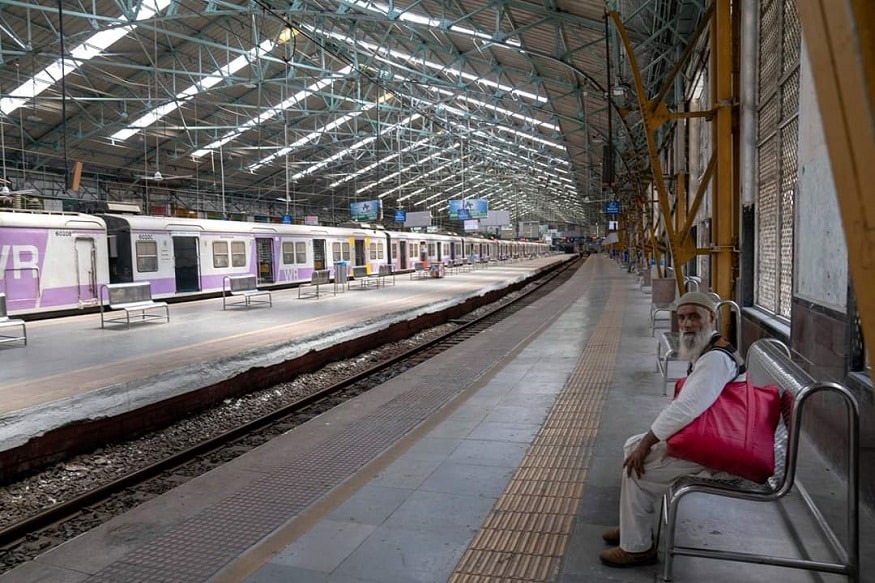 मुंबईची लाइफ लाइन कधी थांबत नाही, असं म्हणतात. एवढा शुकशुकाट मुंबईतल्या कुठल्या स्टेशनवर पूर्वी कधी पाहिल्याचं आठवतंय? मुंबईची लाइफ लाइन कधी थांबत नाही, असं म्हणतात. एवढा शुकशुकाट मुंबईतल्या कुठल्या स्टेशनवर पूर्वी कधी पाहिल्याचं आठवतंय?