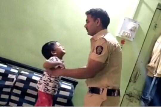 'पप्पा नका जाऊ...बाहेर कोरोना आहे' म्हणत पोलिसाच्या मुलाने फोडला हंबरडा,  VIDEO पाहून तुमचेही डोळे पाणवतील