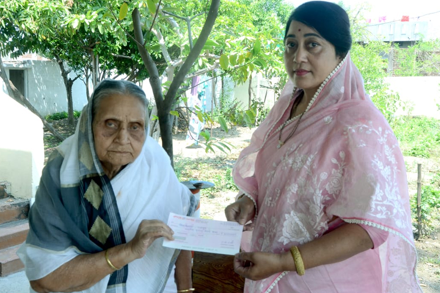 कोरोनाशी लढा देण्यासाठी स्वातंत्र्यसंग्राम सैनिकाच्या वृद्ध पत्नीचा पुढाकार!