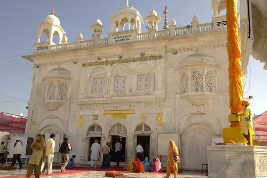 नांदेडमध्ये गुरुव्दारा दर्शनासाठी आलेले 3 हजार भाविक अडकले