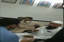 VIDEO : MIM च्या आमदाराची गुंडगिरी; समर्थकांकडून डॉक्टरांना शिवीगाळ आणि मारहाण VIDEO : MIM च्या आमदाराची गुंडगिरी; समर्थकांकडून डॉक्टरांना शिवीगाळ आणि मारहाण