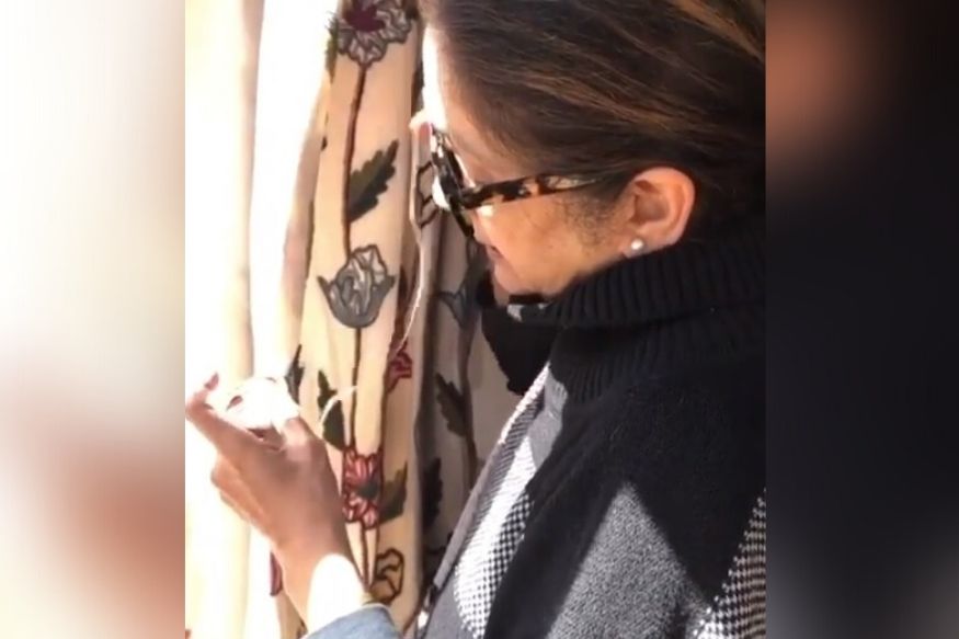 VIDEO : सेल्फ क्वारंटाईनमध्ये आहे अभिनेत्री, टेलर मिळाला नाही तर स्वतःच शिवले पडदे