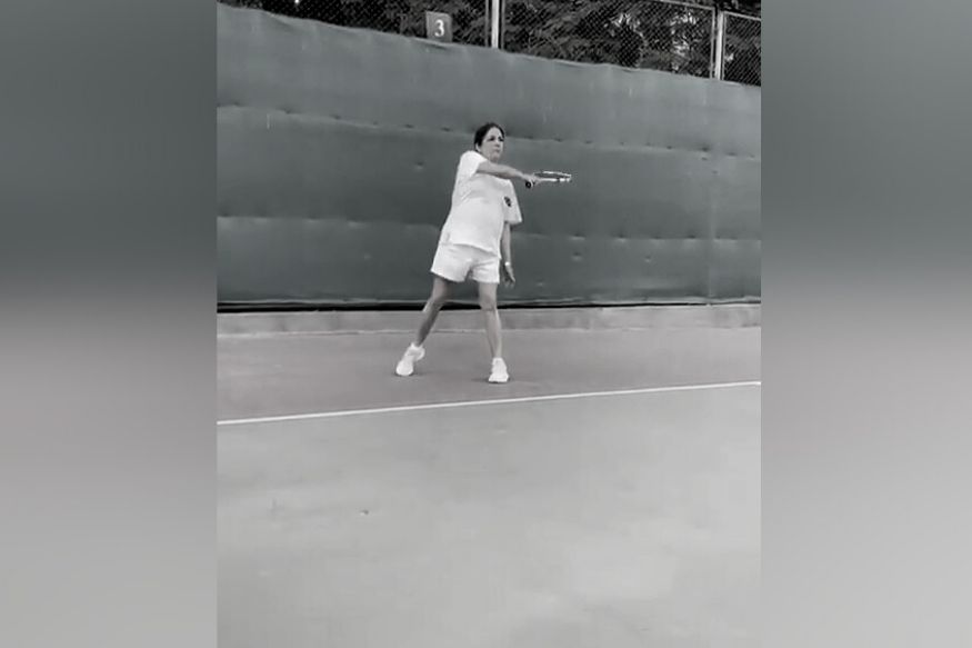 वयाच्या 60 व्या वर्षी ही अभिनेत्री खेळतेय टेनिस, VIDEO पाहून व्हाल थक्क