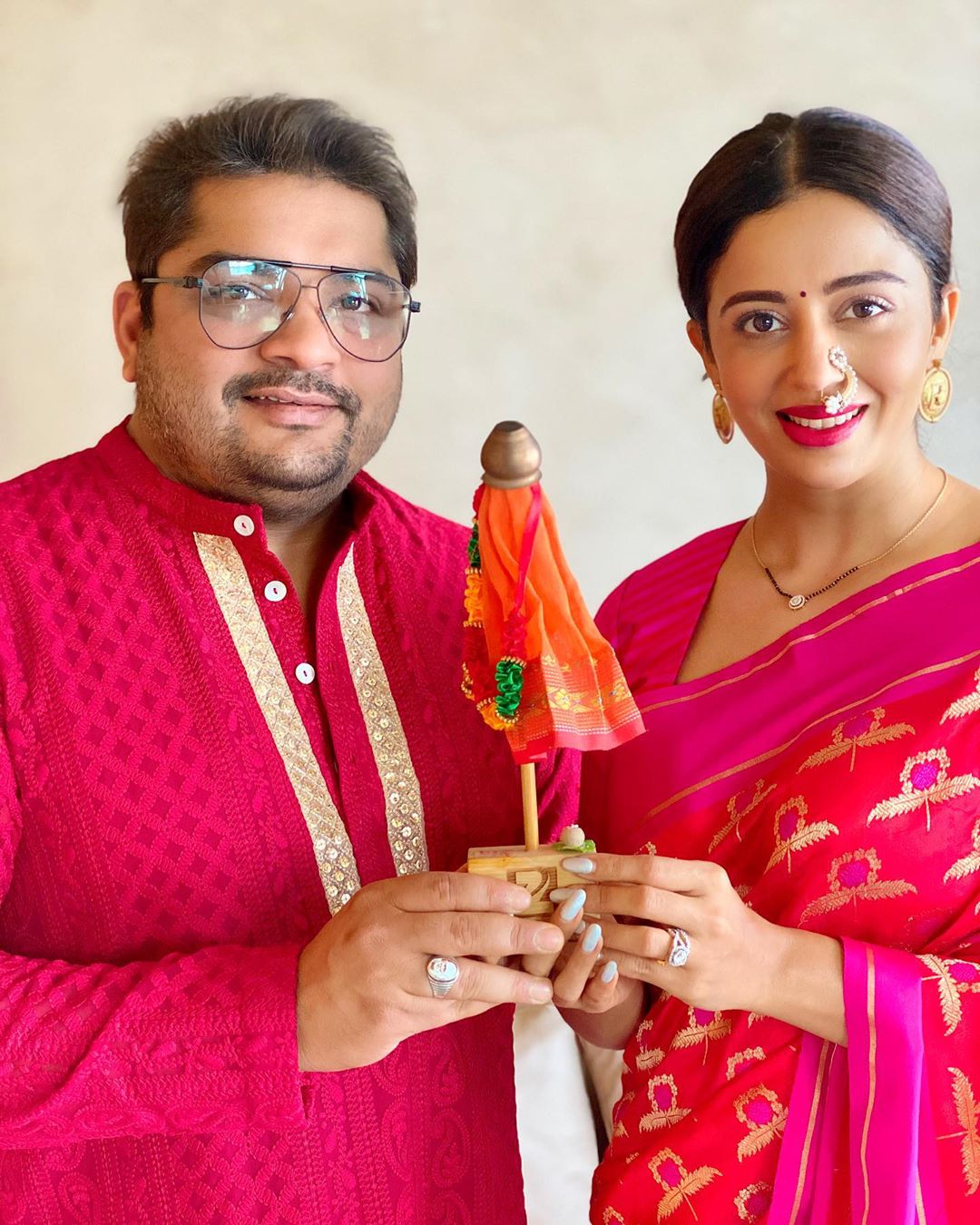 पती शार्दुलसोबत फोटो शेअर करत नेहानं लिहिलं, ‘लग्नानंतरचा पहिला गुढीपाडवा साजरा करत आहे. पूर्णपणे क्वारंटाईन. सर्वांना गुढीपाडव्याच्या शुभेच्छा. #stayathome #staysafe’ पती शार्दुलसोबत फोटो शेअर करत नेहानं लिहिलं, ‘लग्नानंतरचा पहिला गुढीपाडवा साजरा करत आहे. पूर्णपणे क्वारंटाईन. सर्वांना गुढीपाडव्याच्या शुभेच्छा. #stayathome #staysafe’
