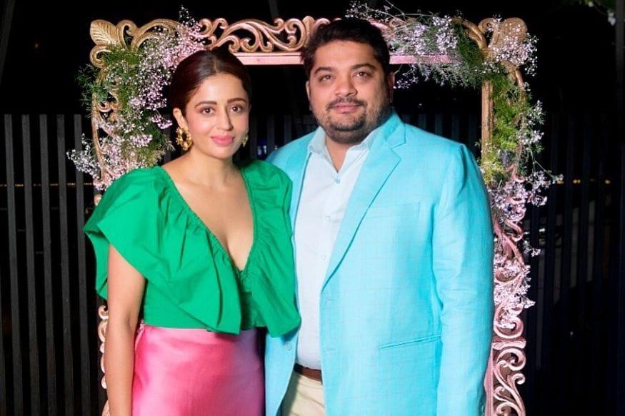 मराठमोळी अभिनेत्री नेहा पेंडसेचा लग्नानंतरचा हा पहिलाच गुढीपाडवा. नेहानं या सेलिब्रेशनचे काही फोटो सोशल मीडियावर शेअर केले आहेत. मराठमोळी अभिनेत्री नेहा पेंडसेचा लग्नानंतरचा हा पहिलाच गुढीपाडवा. नेहानं या सेलिब्रेशनचे काही फोटो सोशल मीडियावर शेअर केले आहेत.