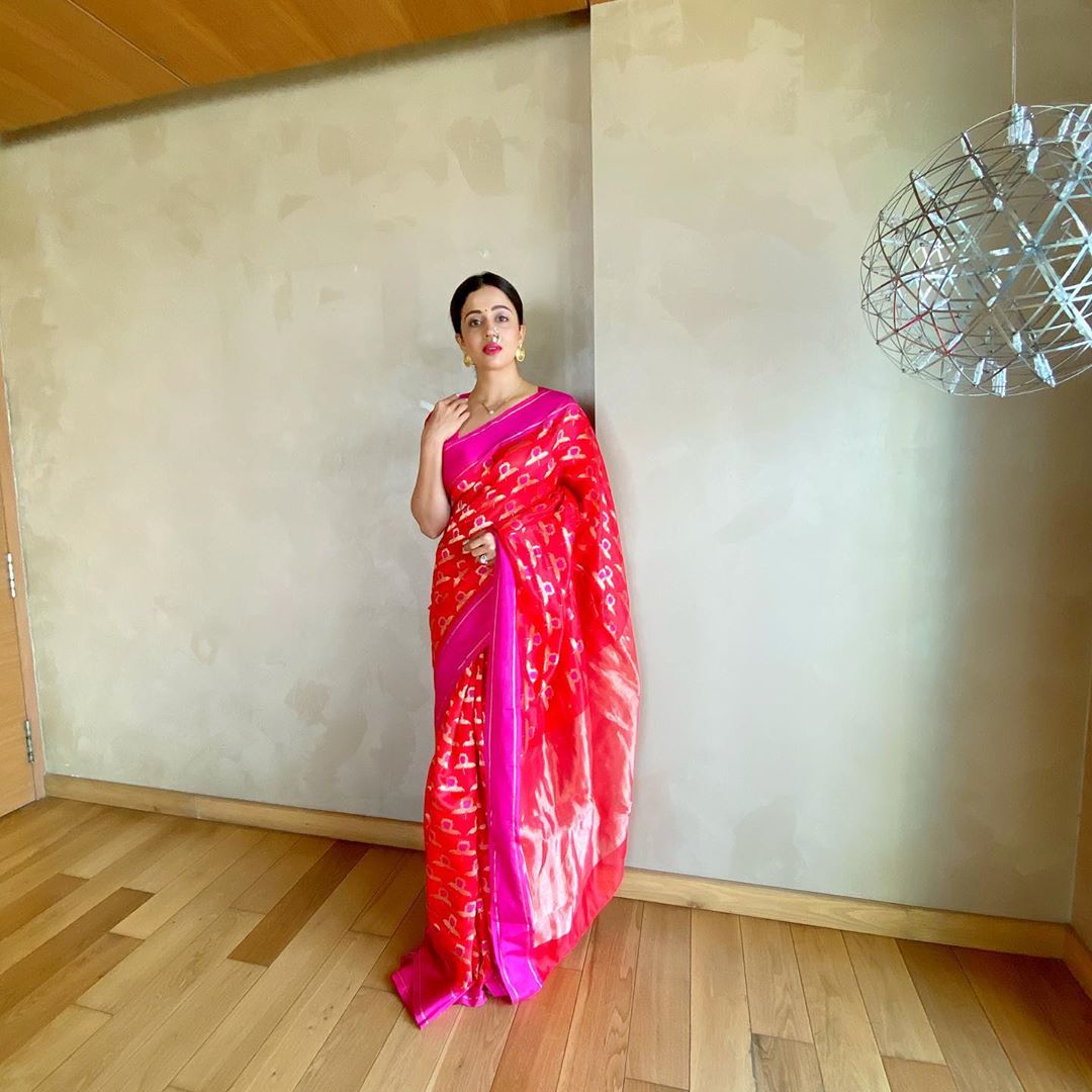 नेहानं तिच्या सोशल माडियावर शेअर केलेल्या फोटोंमध्ये ती मराठमोळ्या पद्धतीनं तयार झालेली दिसत आहे. तिनं ऑरेंज आणि पिंक कलरची साडी नेसली आहे. नेहानं तिच्या सोशल माडियावर शेअर केलेल्या फोटोंमध्ये ती मराठमोळ्या पद्धतीनं तयार झालेली दिसत आहे. तिनं ऑरेंज आणि पिंक कलरची साडी नेसली आहे.