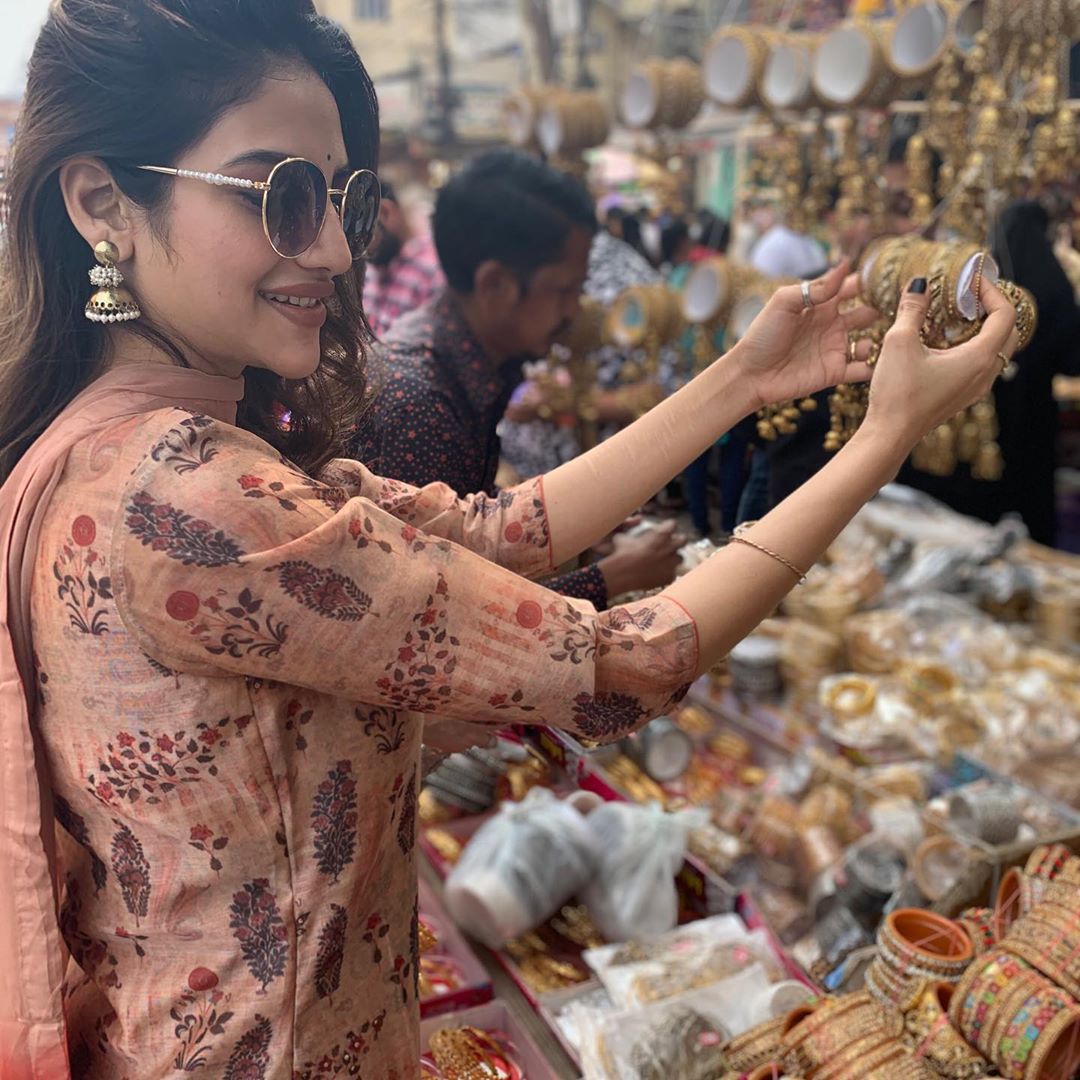 नुसरत यांचे काही फोटो सध्या सोशल मीडियावर व्हायरल होत आहेत. ज्यात त्या एका मार्केटमध्ये शॉपिंग करताना स्पॉट झाल्या. नुसरत यांचे काही फोटो सध्या सोशल मीडियावर व्हायरल होत आहेत. ज्यात त्या एका मार्केटमध्ये शॉपिंग करताना स्पॉट झाल्या.