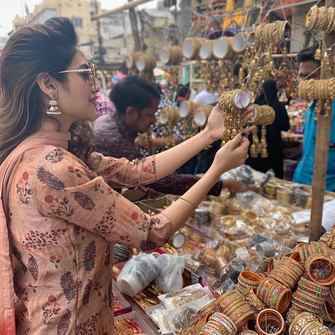 नुसरत जहाँ सोशल मीडियावर खूप सक्रिय आहेत. त्या नेहमीच त्यांचे फोटो सोशल मीडियावर शेअर करत असतात. लोकसभेत खासदार म्हणून निवडून आल्यानंतर नुसरत या निखिल जैन यांच्याशी लग्नाच्या बेडीत अडकल्या होत्या. नुसरत जहाँ सोशल मीडियावर खूप सक्रिय आहेत. त्या नेहमीच त्यांचे फोटो सोशल मीडियावर शेअर करत असतात. लोकसभेत खासदार म्हणून निवडून आल्यानंतर नुसरत या निखिल जैन यांच्याशी लग्नाच्या बेडीत अडकल्या होत्या.