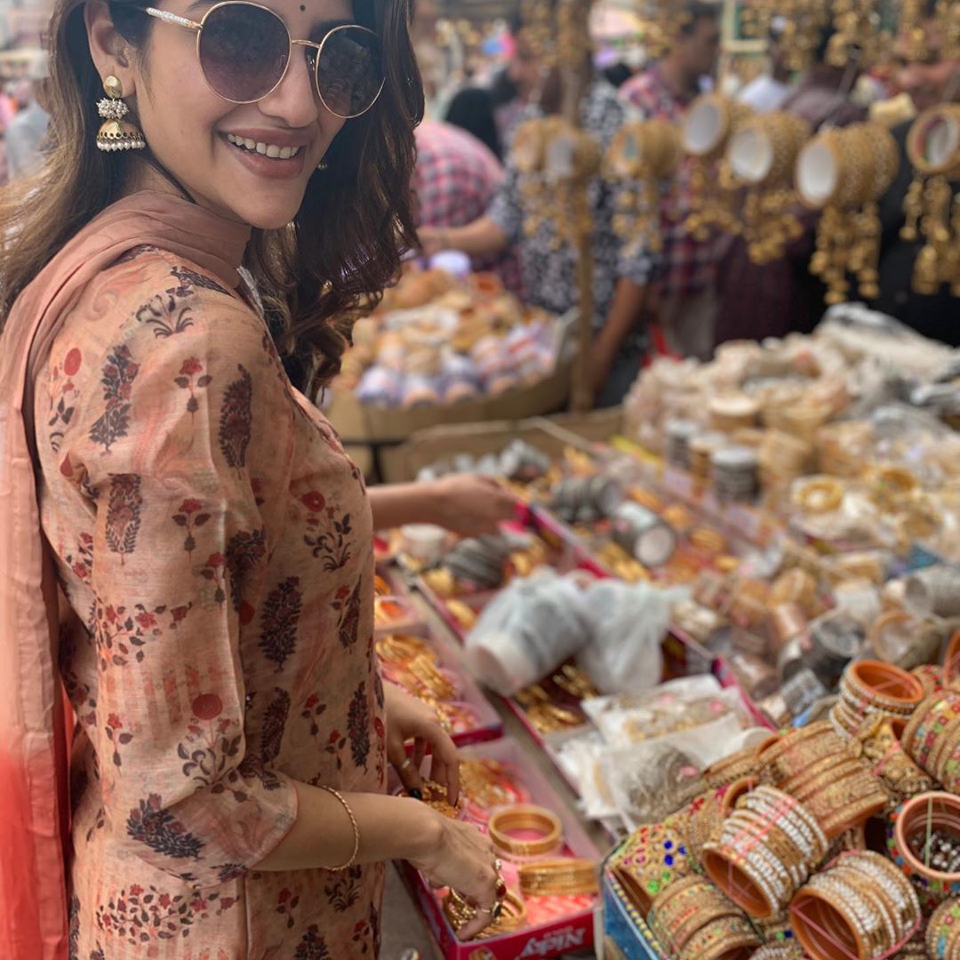 ट्रॅडिशनल आउटफिट्स, लाइट मेकअप कानात झुमके आणि कानात झुमके अशा सिंपल लुकमध्येही नुसरत खूपच सुंदर दिसत आहेत. त्यांचे हे फोटो सध्या सोशल मीडियावर चर्चेचा विषय ठरले आहेत. ट्रॅडिशनल आउटफिट्स, लाइट मेकअप कानात झुमके आणि कानात झुमके अशा सिंपल लुकमध्येही नुसरत खूपच सुंदर दिसत आहेत. त्यांचे हे फोटो सध्या सोशल मीडियावर चर्चेचा विषय ठरले आहेत.