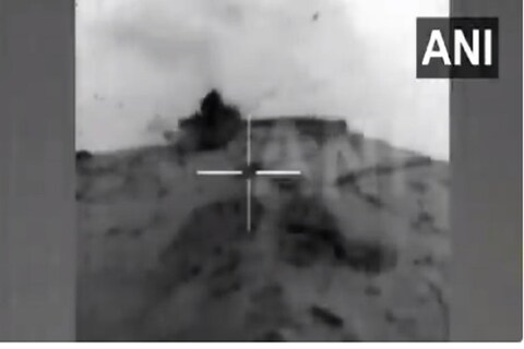 घुसखोरी करणाऱ्या दहशतवाद्यांना मदत करणाऱ्या पाकिस्तानला भारतीय लष्कराने चांगला धडा शिकवला. अँटी टँक मिसाइलने पाकिस्तानी चौक्या उडवल्याचा VIDEO समोर आला आहे.