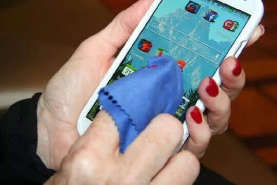 COVID19: 96 तास तुमच्या मोबाईलवर जिवंत राहू शकतो कोरोना व्हायरस! असा करा फोन साफ