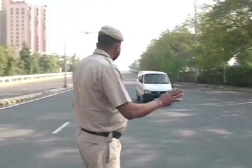Live Updates :कर्फ्यूदरम्यान घराबाहेर पडणाऱ्यांना पोलिसांनी दिलं अनोखं सरप्राइज