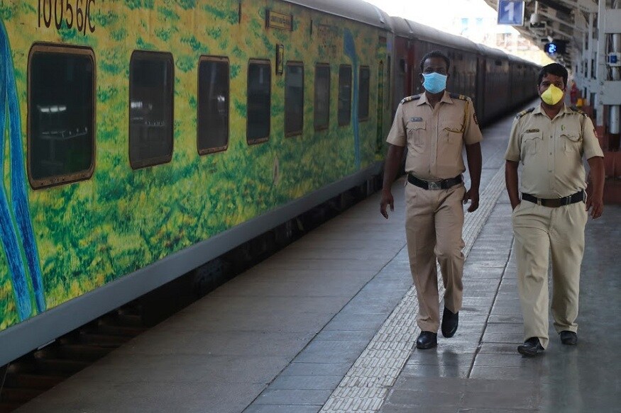 सेंट्रलाइज एसीमध्ये कोरोनाव्हायरस संक्रमणाचा धोका जास्त आहे, असं अनेक अभ्यासात दिसून आलं आहे, त्यामुळे आवश्यक ती सर्व खबरदारी घ्या. सेंट्रलाइज एसीमध्ये कोरोनाव्हायरस संक्रमणाचा धोका जास्त आहे, असं अनेक अभ्यासात दिसून आलं आहे, त्यामुळे आवश्यक ती सर्व खबरदारी घ्या.