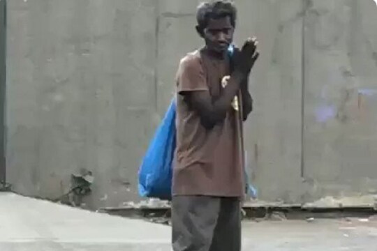 जनता कर्फ्यू : कोरोनाशी लढणाऱ्यांना कचरा वेचणाऱ्याने भररस्त्यात 'असा' केला सलाम, पाहा VIDEO