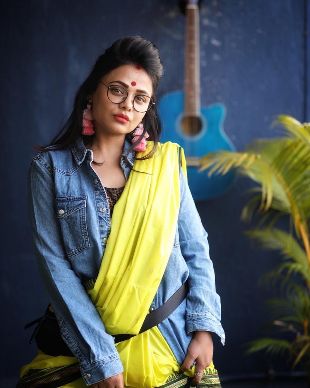 प्रार्थनानं साडी नेसताना त्यात काही बदल केले आहेत ज्यामुळे तिचे हे फोटो सध्या सर्वांचं लक्ष वेधून घेत आहेत. प्रार्थनानं साडी नेसताना त्यात काही बदल केले आहेत ज्यामुळे तिचे हे फोटो सध्या सर्वांचं लक्ष वेधून घेत आहेत.