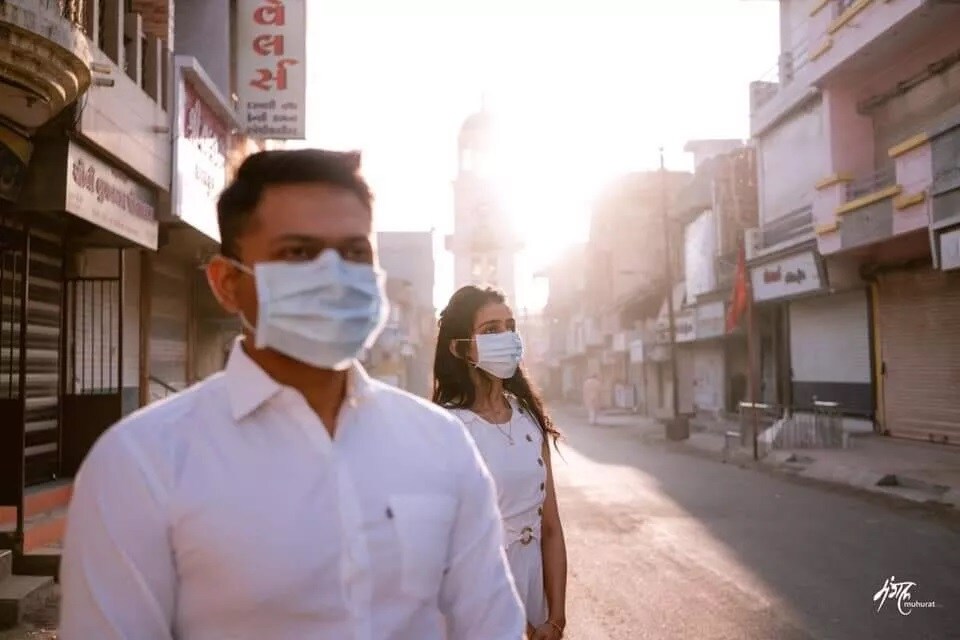 बाजारपेठा बंद असलेल्या बॅकग्राउंडवर जोडप्यानं प्री वेडिंग शूट केलं आहे. त्यांनी कोरोना व्हायरसचं गांभीर्यही लोकांच्या लक्षात आणून दिलं आहे. बाजारपेठा बंद असलेल्या बॅकग्राउंडवर जोडप्यानं प्री वेडिंग शूट केलं आहे. त्यांनी कोरोना व्हायरसचं गांभीर्यही लोकांच्या लक्षात आणून दिलं आहे.