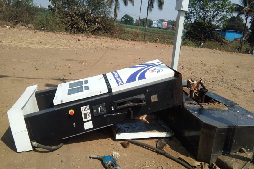 कोल्हापूरच्या पन्हाळा रोडवर चक्रीवादळामुळे पेट्रोल पंपच उखडला, VIDEO व्हायरल