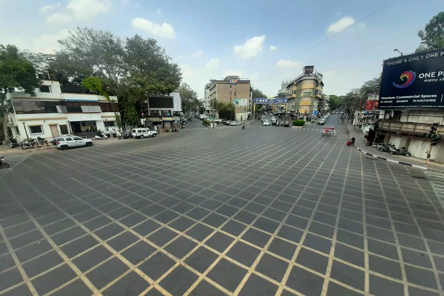 लॉकडाउनच्या परिस्थितीमुळे पुण्यातल्या रस्त्यांवर असा शुकशुकाट पाहायला मिळत होता. पण आता कोरोनाची धास्ती घेतलेल्या पुण्याबाहेरच्या लोकांनी स्टेशनवर केलेल्या गर्दीचं वेगळंच चित्र दिसत आहे.