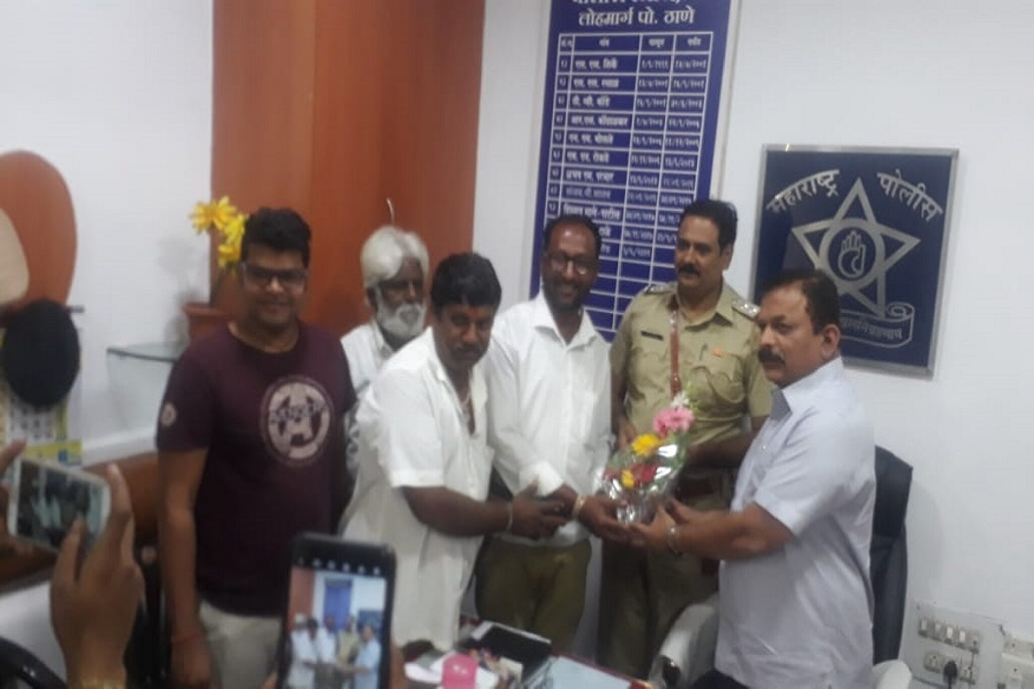 हा खरा श्रीमंत माणूस! सापडलेलं 35 तोळे सोन्याचं घबाड परत देऊन टाकलं