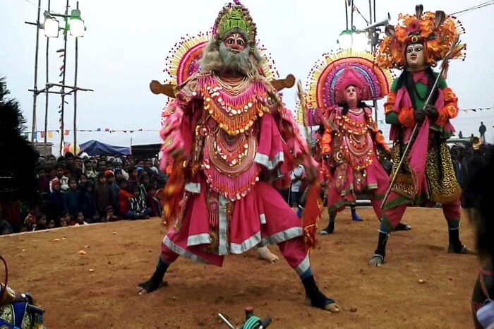 पुरुलियाची होळी – पश्चिम बंगालमधील आणखी एक प्रसिद्ध होळी. ज्यामध्ये पारंपरिक नृत्य आणि संगीताचं आयोजन केलं जातं. स्थानिक लोकं लोकनृत्य करून पर्यटकांची करमणूक करतात. सोबतच गुलालाचा रंग आणि मिठाईची गोड चव असतेच.