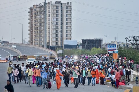 New Delhi : A group of migrant workers walk to their native places amid the nationwide complete lockdown, on the NH24 near Delhi-UP border in New Delhi,  Friday, March 27, 2020. (PTI Photo/Ravi Choudhary)(PTI27-03-2020_000196B)