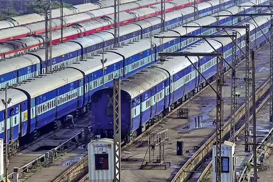 मंगळवारी खासगी रेल्वेसाठी लिलाव करण्यापूर्वी कंपन्यांसह पहिल्या बैठकीत 16 कंपन्या सहभागी झाल्या. सुत्रांनी दिलेल्या माहितीनुसार त्यात बॉम्बर्डिअर, कॅप इंडिया, आय-स्कायर कॅपिटल, IRCTC, BHEL, स्टर लाइट, मेधा, वेदांता, टेटला गर, BEML आणि RK असोसिएशन यांचा सहभाग आहे.