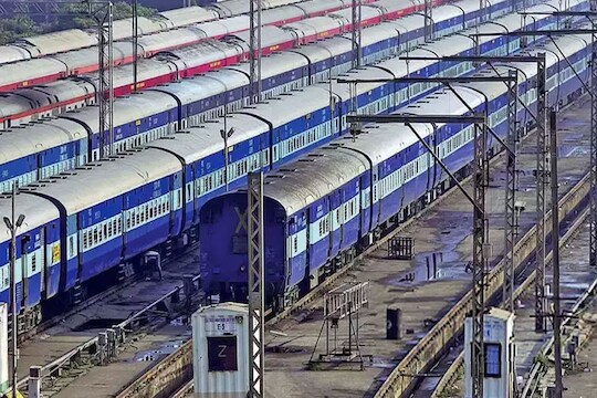 मंगळवारी खासगी रेल्वेसाठी लिलाव करण्यापूर्वी कंपन्यांसह पहिल्या बैठकीत 16 कंपन्या सहभागी झाल्या. सुत्रांनी दिलेल्या माहितीनुसार त्यात बॉम्बर्डिअर, कॅप इंडिया, आय-स्कायर कॅपिटल, IRCTC, BHEL, स्टर लाइट, मेधा, वेदांता, टेटला गर, BEML आणि RK असोसिएशन यांचा सहभाग आहे. 
