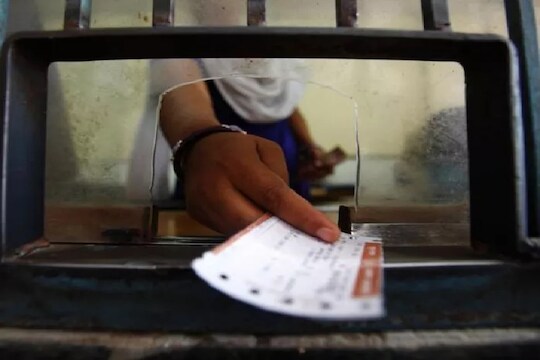 कोरोनाचा परिणाम प्लॅटफॉर्म तिकीटांवर, गर्दी टाळण्यासाठी दर 10 वरून थेट 50 रुपये